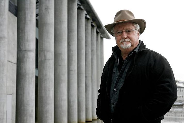 Bill Fitzgibbons við „öndvegissúlurnar“ á Ráðhúsinu.