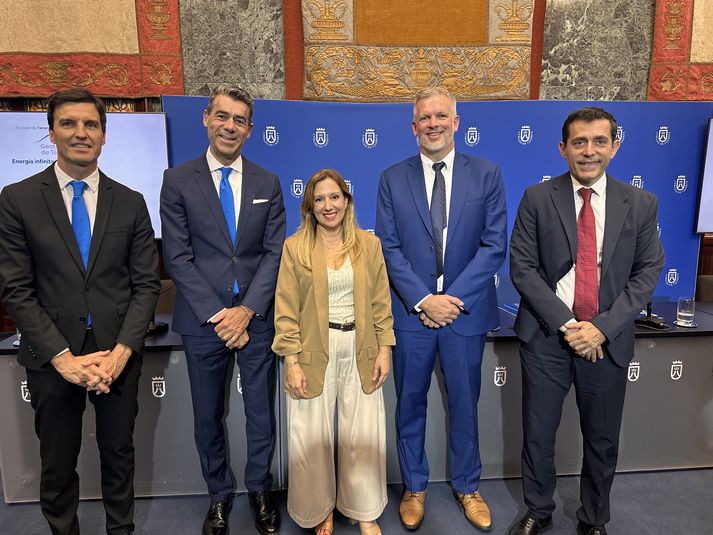 Mynd frá stofnfundi og undirritun um EGC í Santa Cruz í morgun 23. maí 2025. Frá vinstri: Joaquín Gurriarán Florido, framkvæmdastjóri DISA Renovables S.L, Santiago Rull Cullen, framkvæmdastjóri Energía del grupo DISA, Rosa Dávila Mamely, forseti Tenerife ráðsins (Cabildo Insular de Tenerife), Magnús Ásbjörnsson, forstjóri Reykjavik Geothermal, og Juan José Martínez, sem fer fyrir nýsköpun, rannsóknum og þróunarmálum Tenerife ráðsins.