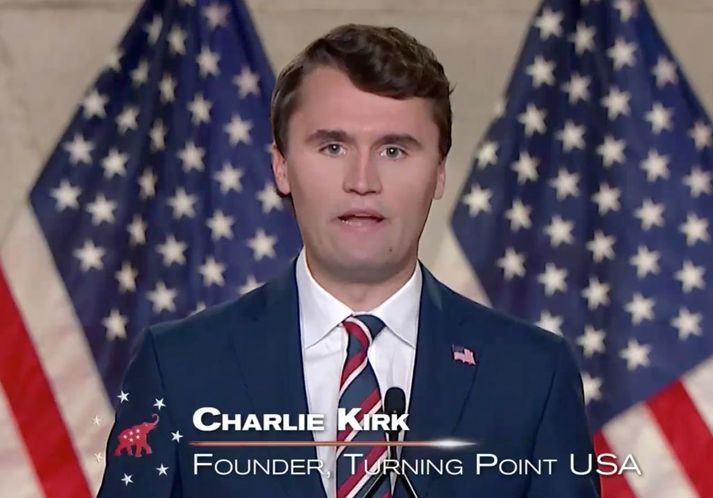 Charlie Kirk, 26 ára gamall forseti og stofnandi Turning Point USA. Samtökin greiða ungmennum til að gera lítið úr kórónuveirufaraldrinum þrátt fyrir að Covid-19 hafi dregið annan stofnanda þeirra til dauða fyrr á þessu ári.