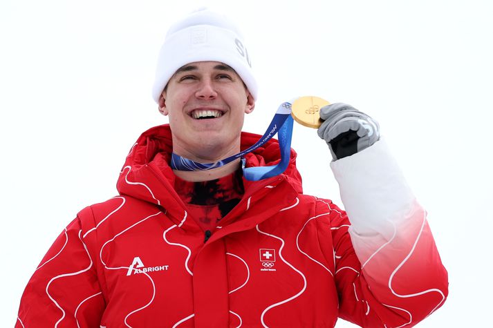 Franjo von Allmen sést hér með þriðju gullverðlaunum sem hann vinnur á Ólympíuleikunum í Mílanó og Cortina.