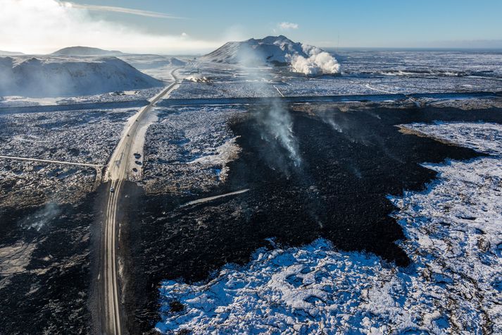 Mengun berst bæði frá nýja hrauninu og virkjuninni í Svartsengi.