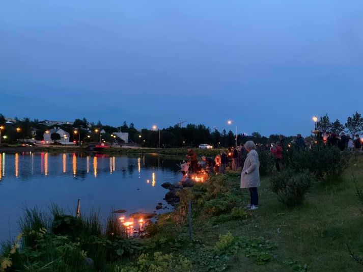 Frá kertafleytingu við Tjörnina í Reykjavík árið 2021.