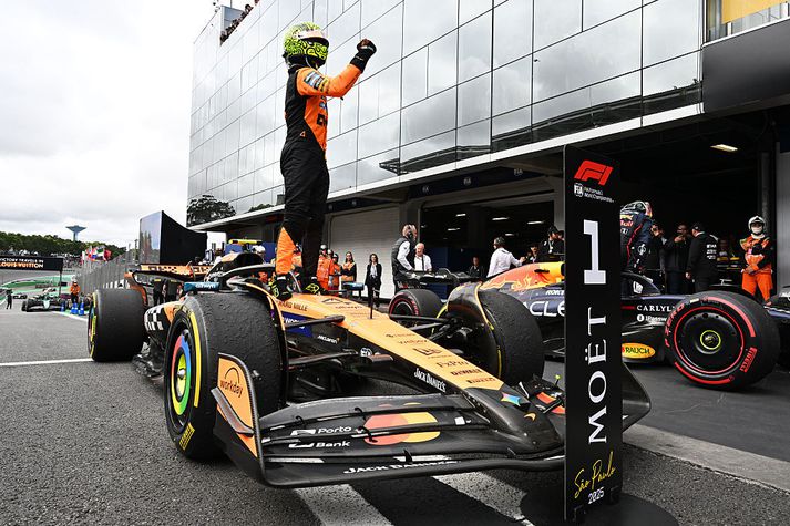 Lando Norris fagnar sigrinum í dag.