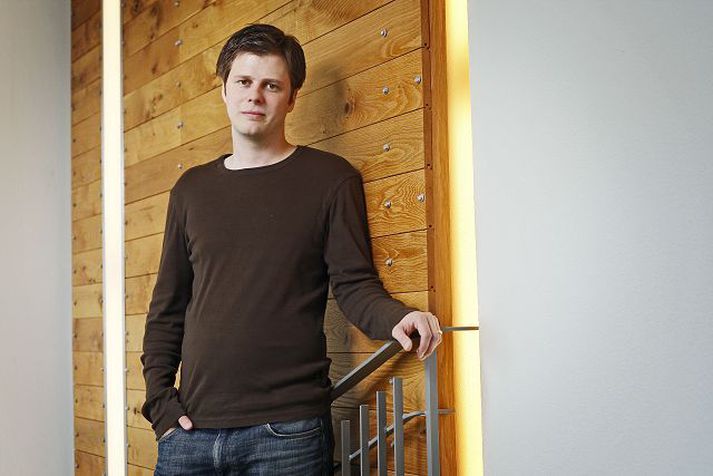 Einar Magnús Einarsson hefur sýnt góða takta á skjánum síðan hann hóf störf sem veðurfréttamaður í síðustu viku. Hann kynntist töfrum veðurfræðinnar í námskeiði hjá Haraldi Ólafssyni.
Fréttablaðið/Hörður