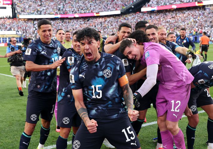 Gustavo Gomez fagnar sigri Paragvæ ásamt glöðum liðsfélögum sínum. Nú fagnar paragvæska þjóðin í allan dag.