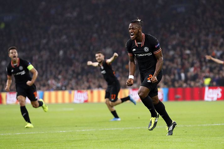 Michy Batshuayi fagnar markinu.