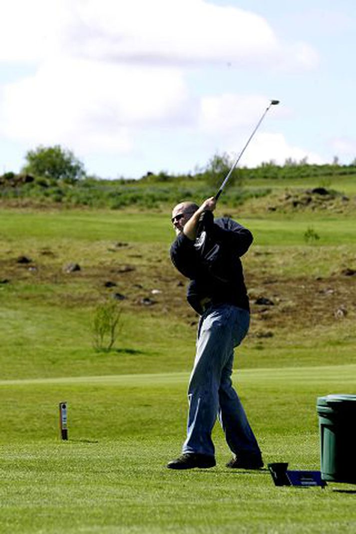 Kannski golfgrýla?
Sigfús Sigurðsson, handknattleikskappi, var mættur eftir að hafa kveðið Svíagrýluna í kútinn á sunnudaginn. Hann sýndi ágætis tilþrif í Grafarholtinu.