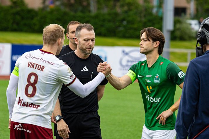 Viktor Karl Einarsson heilsar Viktori Örlygi Andrasyni, fyrirliða Víkings, fyrir leik.