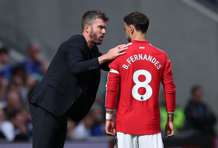 Michael Carrick, stjóri Manchester United, ræðir málin við fyrirliðann Bruno Fernandes.