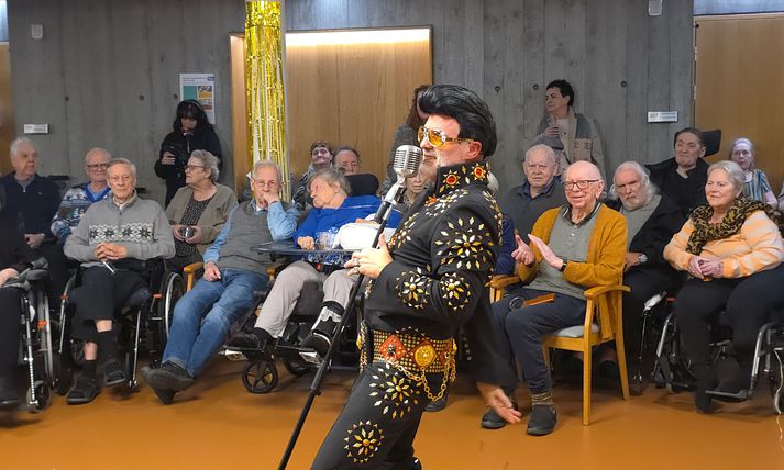Elvis Iceland fór á kostum á Móbergi á Selfossi enda mikil ánægja með heimsókn hans á heimilið.