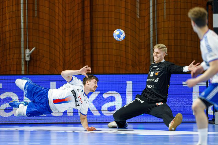 Elias Ellefsen á Skipagøtu skorar á móti Íslandi í Laugardalshöllinni.