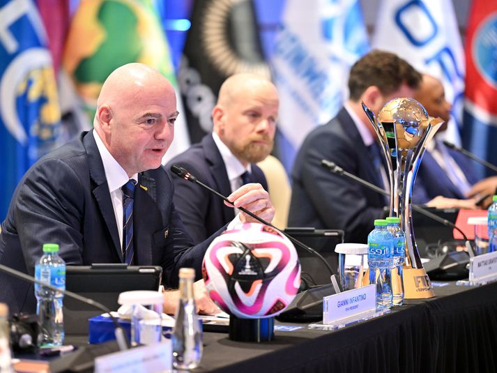 Gianni Infantino forseti FIFA á blaðamannafundinum í Sádi Arabíu í dag.
