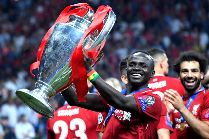 Sadio Mané með Meistaradeildarbikarinn.