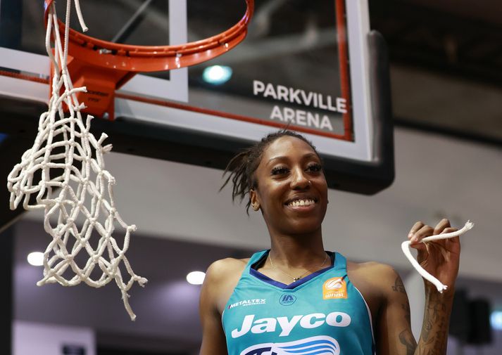 Jasmine Dickey fagnar hér meistaratitli sínum með ástralska liðinu Southside Flyers.