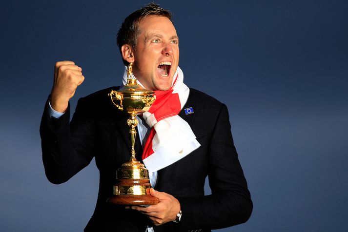 Ian Poulter með Ryder-bikarinn þegar Evrópa vann hann síðast árið 2014.