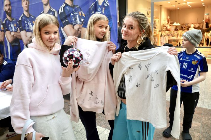 Þessar flottu stelpur fengu strákana til að árita bæði peysur og bolta. Það er eins gott að passa upp á þessar peysur. 