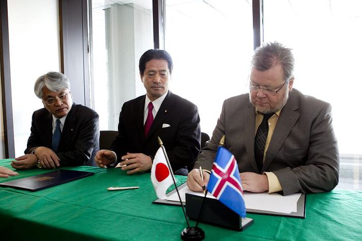 Samkomulagið undirritað Utanríkisráðherra undirritaði samstarfsyfirlýsingu um samvinnu í orkumálum við japanska sendinefnd sem stödd er hér á landi. 
Fréttablaðið/Vilhelm