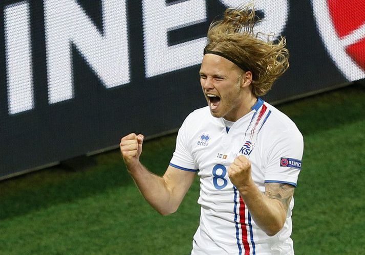 Birkir Bjarnason skoraði fyrsta mark Íslands á stórmóti í fótbolta karla, gegn Portúgal á EM 2016, og fagnaði því vel.