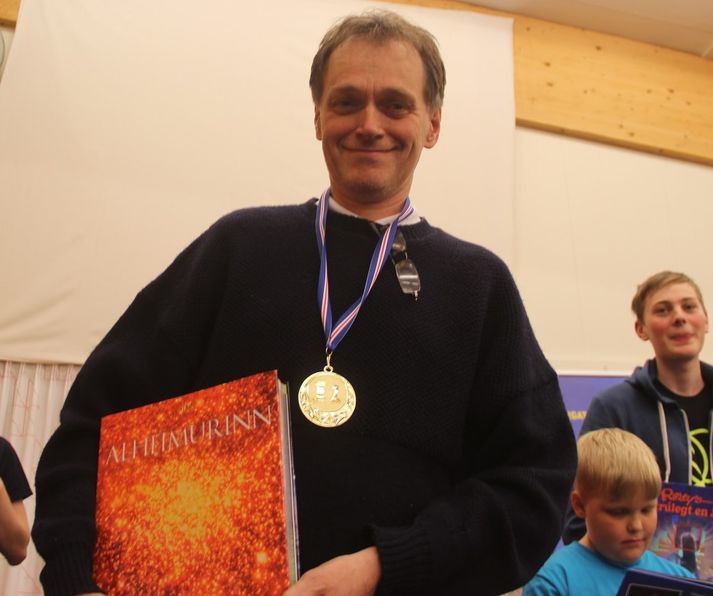 Helgi Ólafsson með verðlaun og medalíu. Eitt af mörgum afrekum Helga á sviði skáklistarinnar.