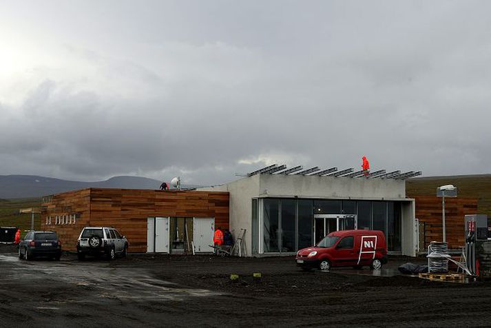 Þrátt fyrir að vera vestan Hrútafjarðarár telst nýi Staðar­skálinn vera í Húnaþingi vestra sem veitti leyfi fyrir skálanum sem reistur var árið 2008. Fagrabrekka þar skammt undan er í Bæjarhreppi sem hefur verið á fjórða ár að afgreiða umsókn um heimild fyrir bensínstöð. Fréttablaðið/Vilhelm