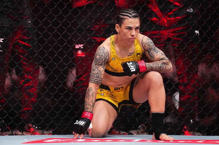 Bardagakonan Jessica Andrade glímir við meiðsli og berst ekki á meðan. Hún þarf að eiga í sig og á og leitar allra leiða til þess.