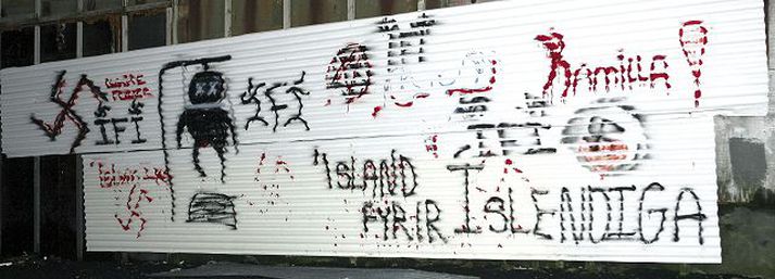 Veggjakrot við heimili erlends verkafólks. Lagt er út af orðum Jóns Magnússonar, sem skipar fyrsta sæti Frjálslynda flokksins í Reykjavíkurkjördæmi suður, í þessu veggjakorti á húsi í Keflavík þar sem Pólverjar viðhafast.