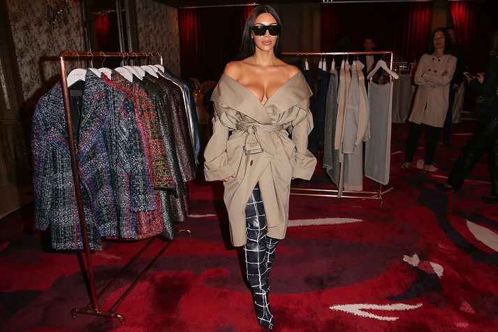 Kim Kardashian á tískusýningu Balenciaga sem haldin var í París í gær. Talsmaður Kardashian segir að hún sé í miklu áfalli en ómeidd.