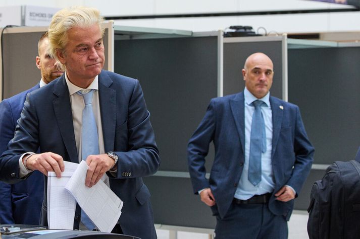 Fjarhægrileiðtoginn Geert Wilders greiðir atkvæði í Haag í þingkosningunum í Hollandi 29. október 2025.