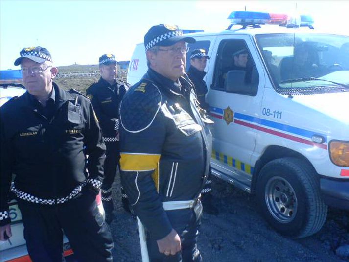 Lögregla fylgist með aðgerðum.
Mynd: Hilmar Bragi