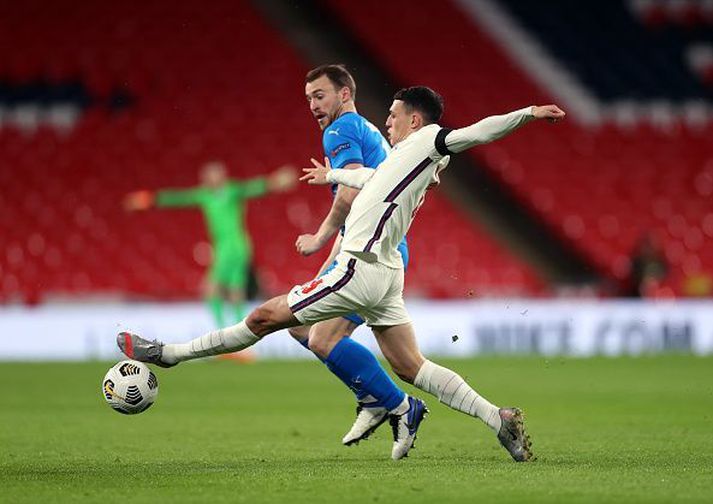 Rúnar Már í baráttunni við Phil Foden á Laugardalsvelli.