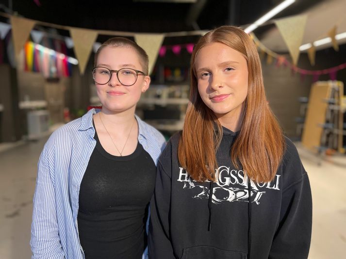 Snæ Humadóttir og Agla Björk Kristjánsdóttir eru nemendur í tíunda bekk.