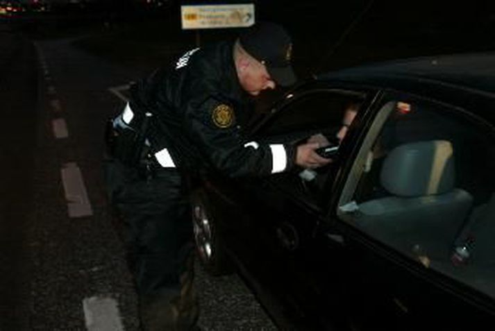 Lögreglan þurfti að hafa afskipti af áberandi ölvaðri ungri konu á bíl í Kópavogi.