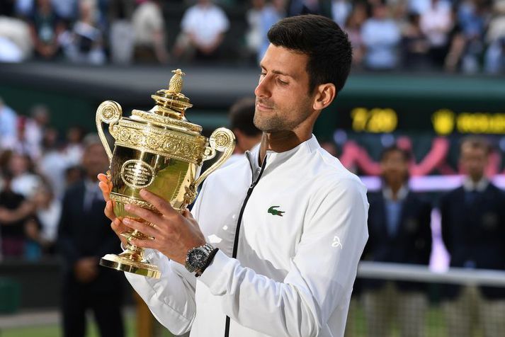 Novak Djokovic vann Wimbledon mótið í fyrra og er hér með bikarinn.