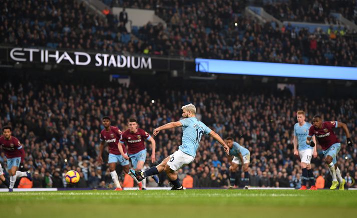 Aguero skorar úr vítinu.