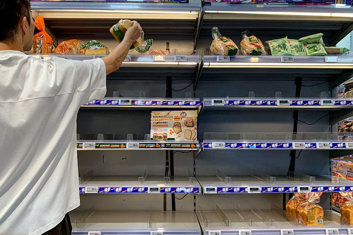 Hillur í stórmörkuðum Hong Kong eru að tæmast enda íbúarnir að hamstra mat, fari eyjan illa út úr óveðrinu.