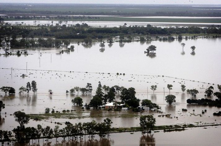 Ellefuþúsund manns eru strandaglópar í Queensland-ríkinu .