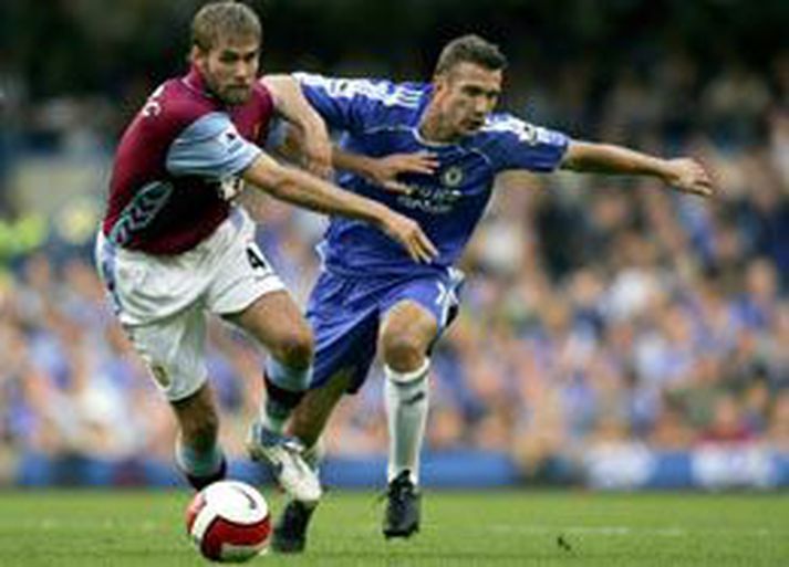 Mellberg í baráttunni við Andriy Shevchenko, sóknarmann Chelsea.