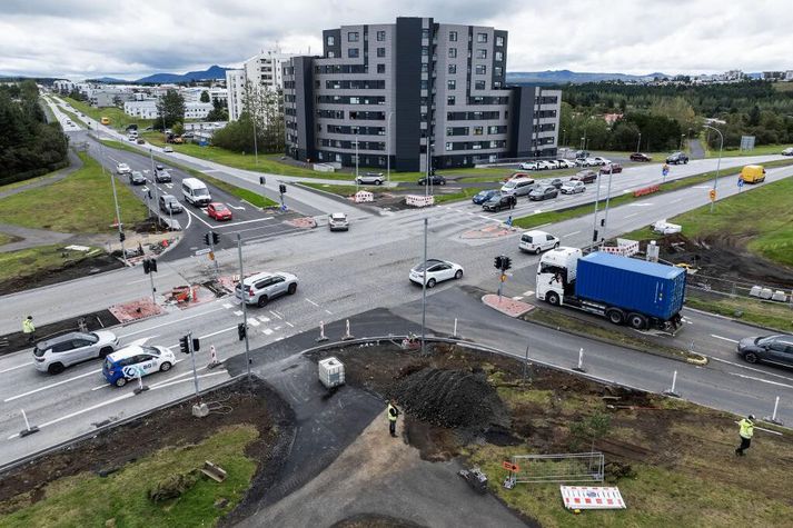 Töluverðar breytingar hafa verið gerðar á gatnamótunum sem Reykjavíkurborg telur að muni skila sér í betra flæði og meira öryggi. Hafi aðgerðirnar ófyrirséð áhrif á nærliggjandi gatnakerfi verður gripið til aðgerða.
