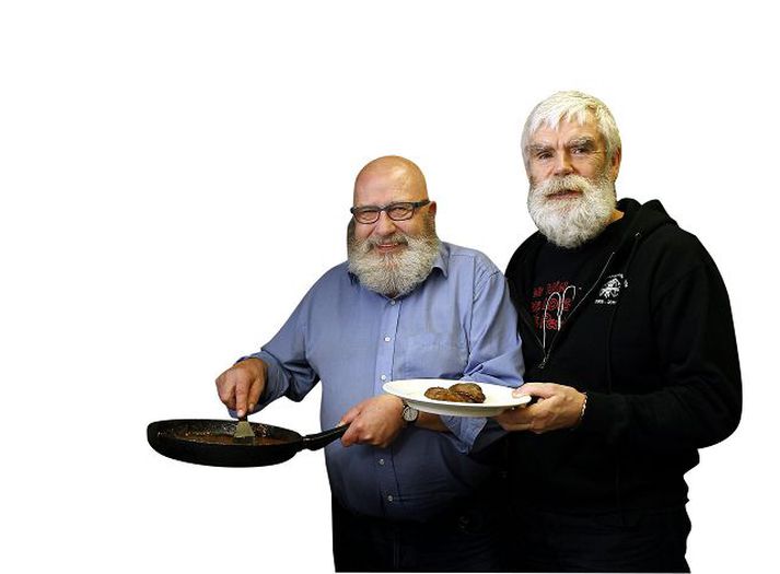 Jólasveinaaðgerðin
Úlfar og Tómas ætla að klæða sig upp sem jólasveinar á annan í aðventu og gefa börnunum bæði kerti og spil. 
Fréttablaðið/GVA