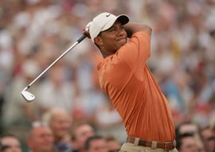 Tiger Woods hefur forystu á heimsmótinu og er á 8 undir pari
