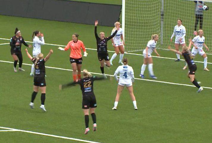 Karen Hulda Hrafnsdóttir fagnar hér markinu sínu.