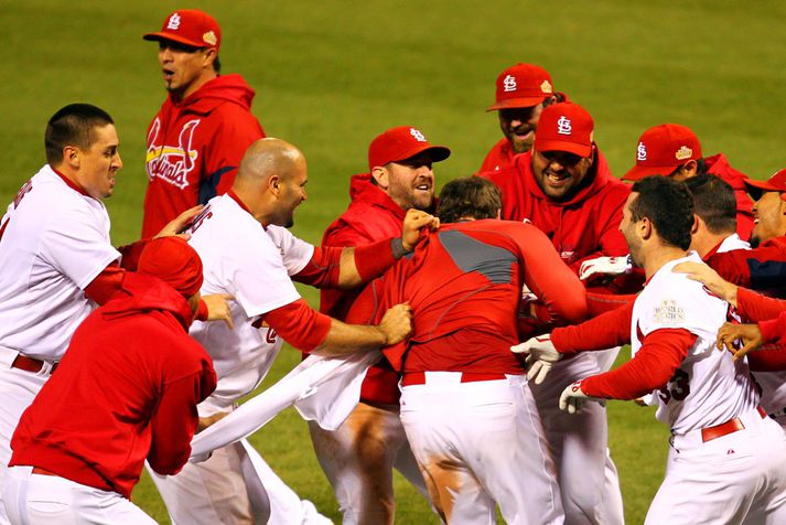 Leikmenn Cardinals rifu treyjuna utan af hetju liðsins, David Freese, er hann tryggði þeim sigur síðustu nótt.