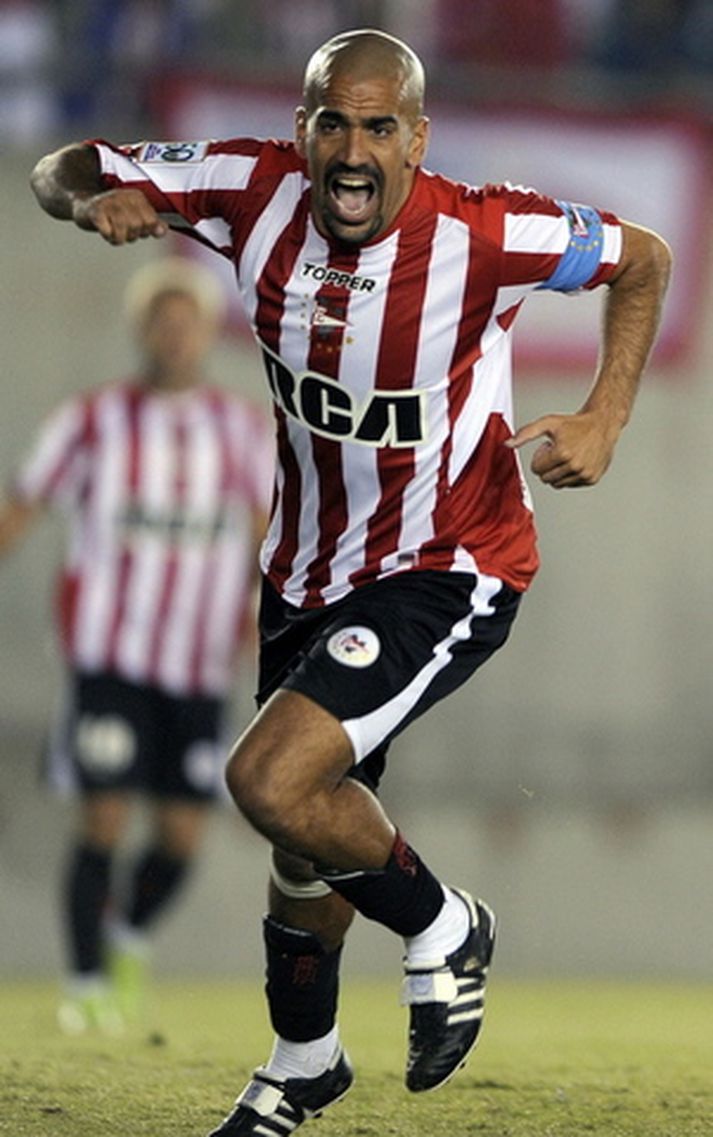 Juan Sebastian Veron fagnar marki í leik með Estudiantes.