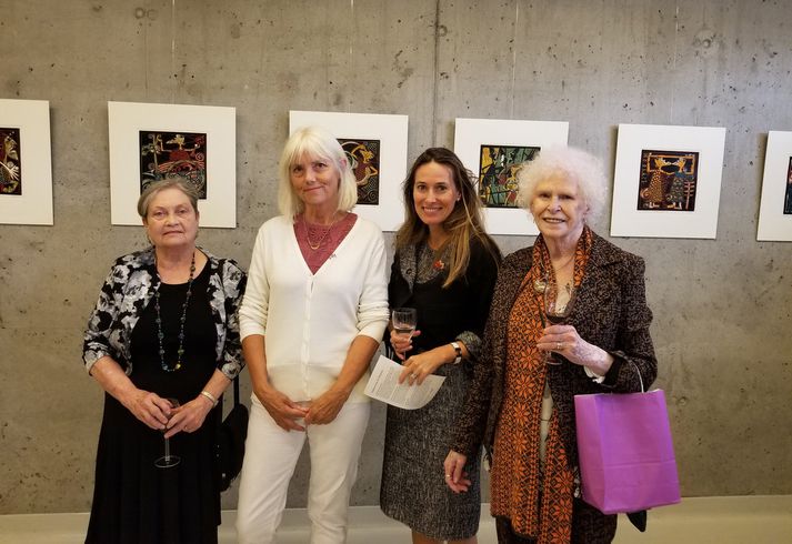 JoAnne, Inga, Anne-Tamara Lorre, sendiherra Kanada, og Mabel við opnun  sýningarinnar. Verk Ingu í baksýn.