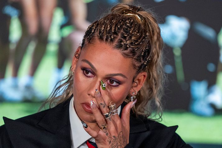 Trinity Rodman mætti á sérstakan blaðamannafund í gær þar sem tilkynnt var um nýjan samning hennar, með vel skreytta fingur.