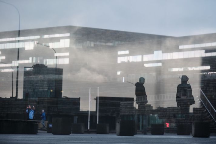 Bankastjóri Landsbankans segir til skoðunar að veita viðtal vegna málsins eftir helgi.