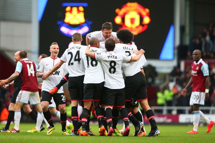 Leikmenn United fagna undramarki Wayne Rooney um helgina.
