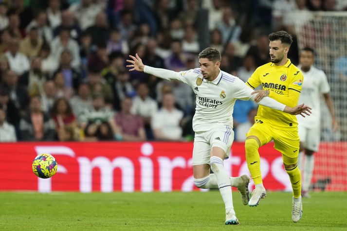 Federico Valverde og Alex Baena berjast í leik Real Madrid og Villarreal.