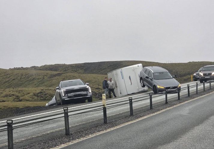 Svo virðist sem hjólhýsið hafi farið á hliðina.