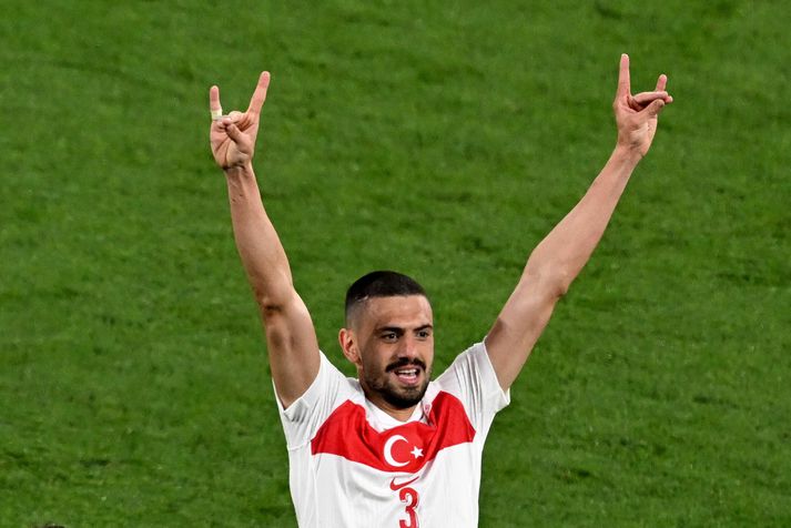 Hér má sjá þetta „úlfatákn“ sem kom Tyrkjanum Merih Demiral í vandræði.